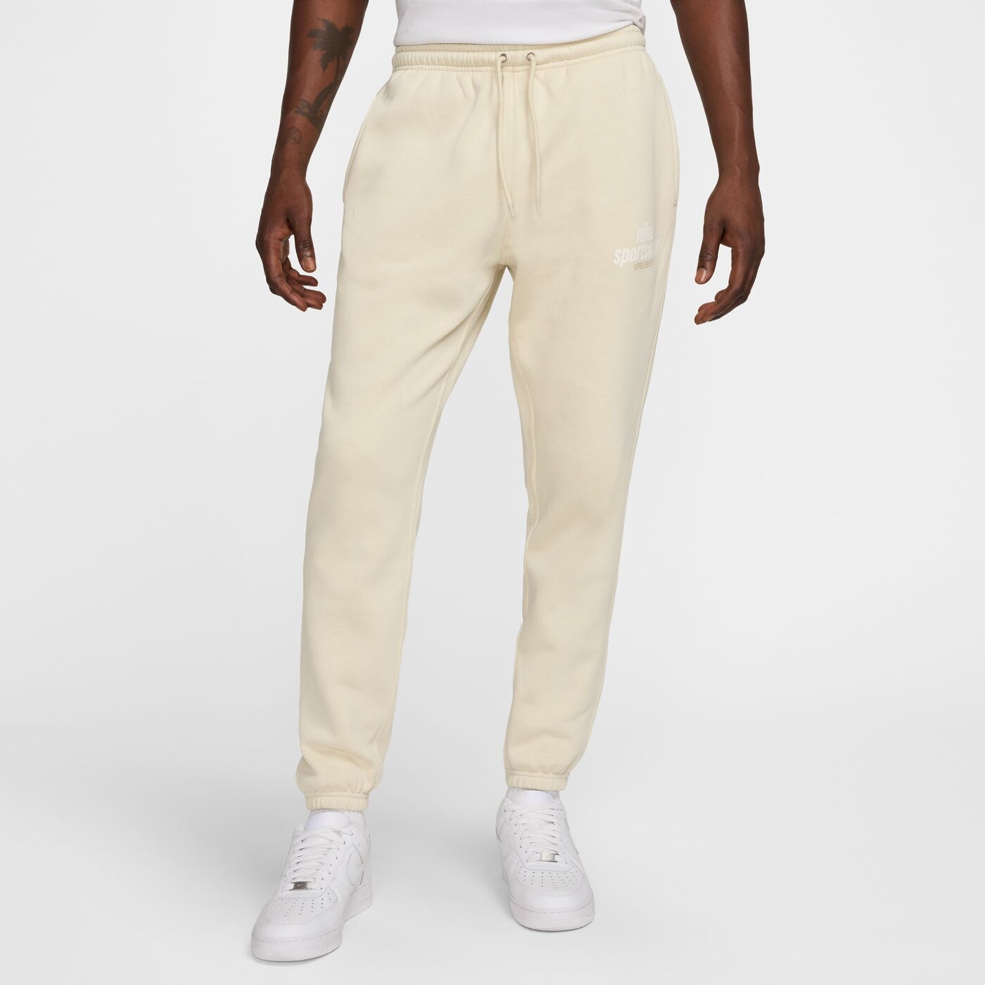 M NK CLUB BB CF PANT NSW GFX LT KHAKI/LT KHAKI/SAIL LT KHAKI/LT KHAKI/SAIL Bild 1