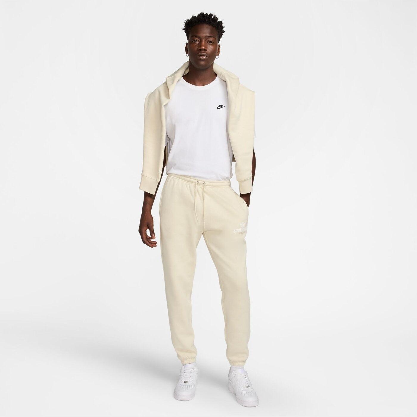 M NK CLUB BB CF PANT NSW GFX LT KHAKI/LT KHAKI/SAIL LT KHAKI/LT KHAKI/SAIL Bild 3