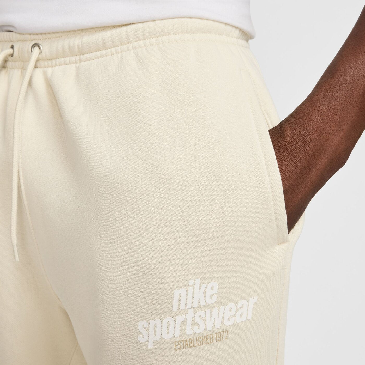 M NK CLUB BB CF PANT NSW GFX LT KHAKI/LT KHAKI/SAIL LT KHAKI/LT KHAKI/SAIL Bild 4