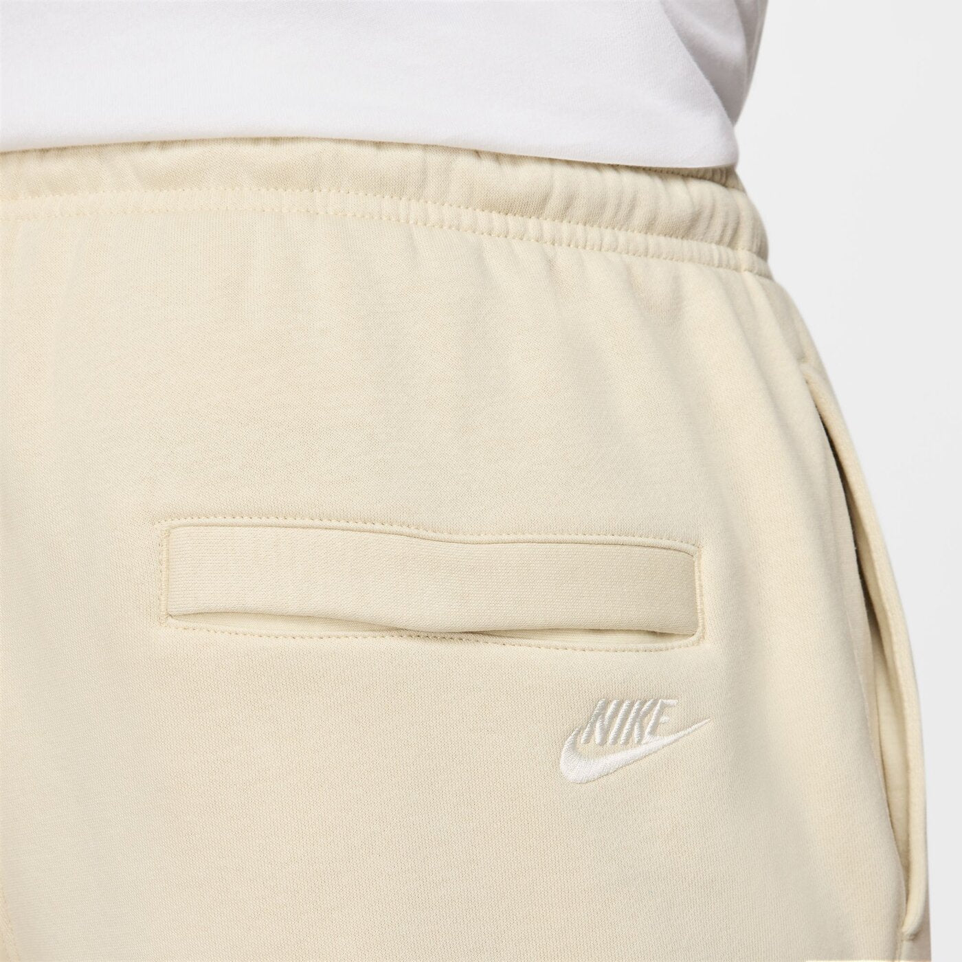 M NK CLUB BB CF PANT NSW GFX LT KHAKI/LT KHAKI/SAIL LT KHAKI/LT KHAKI/SAIL Bild 5