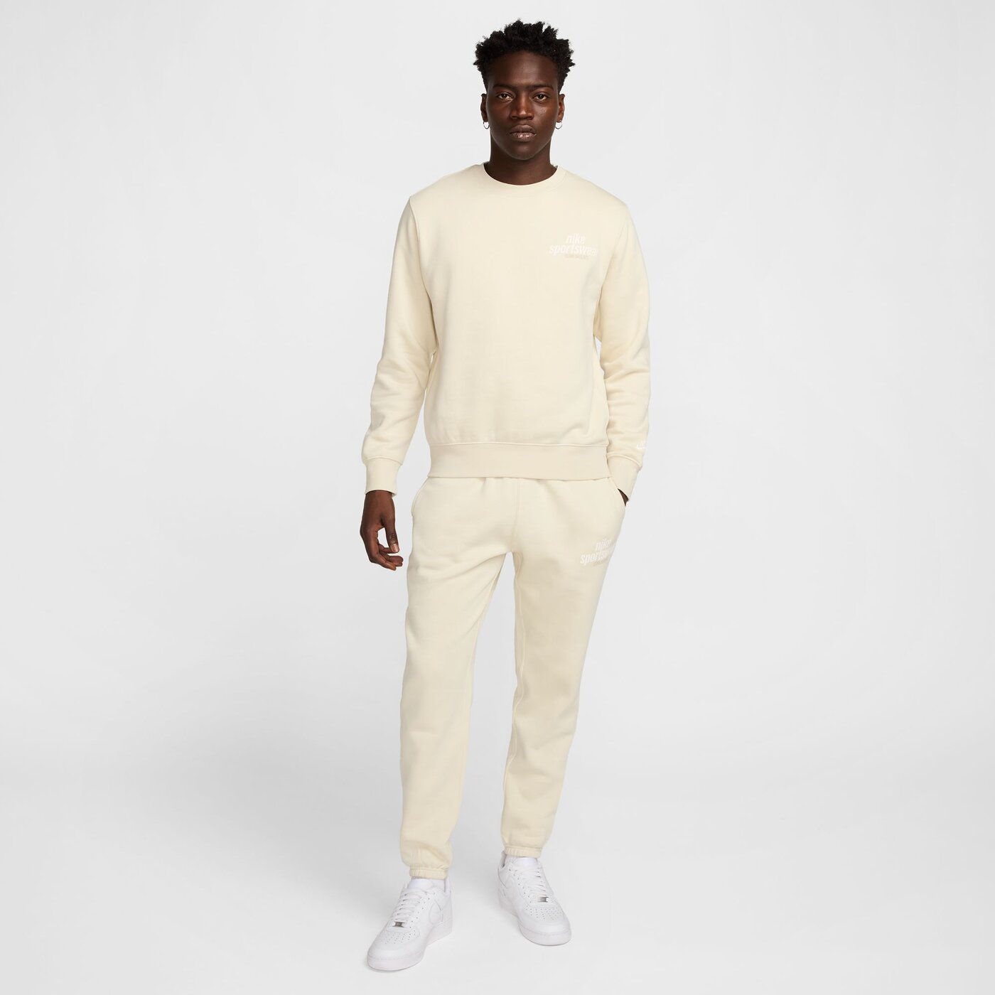 M NK CLUB BB CREW NSW GFX LT KHAKI/SAIL LT KHAKI/SAIL Bild 3