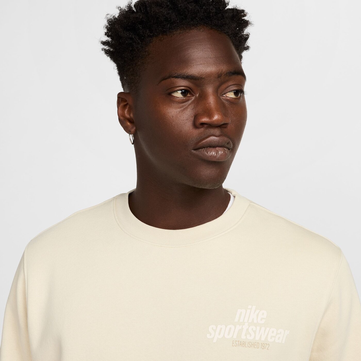 M NK CLUB BB CREW NSW GFX LT KHAKI/SAIL LT KHAKI/SAIL Bild 7
